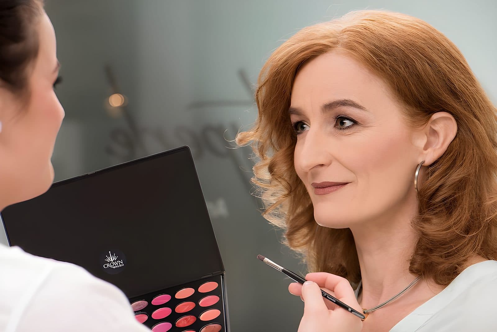 Tabea Meier beim professionellen Make-up